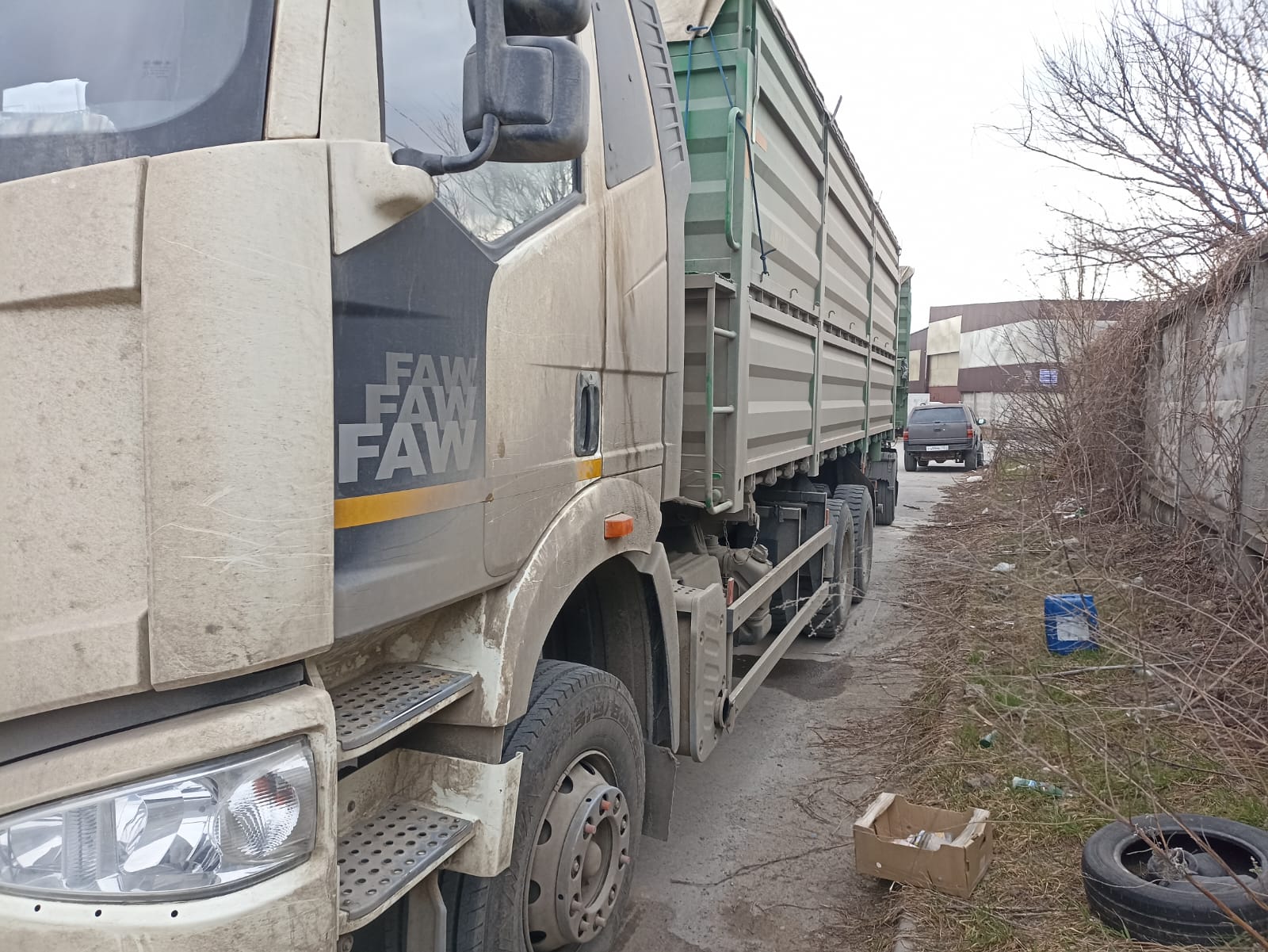5589* на шасси FAW CA 3250 6x4 Зерновоз