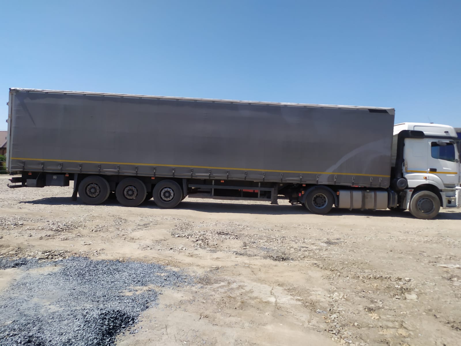 5885* Полуприцеп шторный