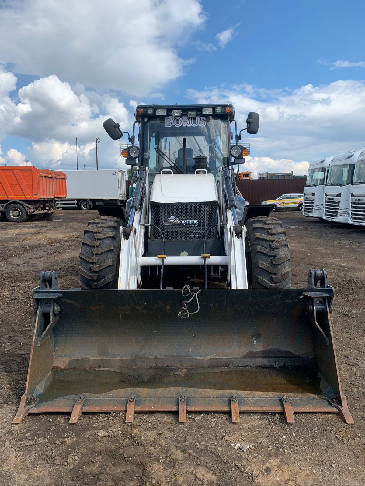 BR-825 Экскаватор-погрузчик