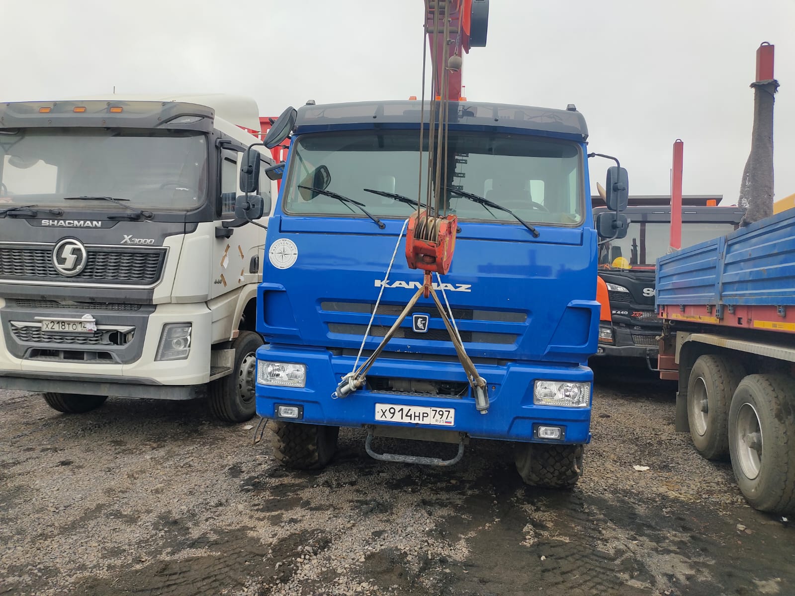 732704 на шасси КамАЗ 43118 6x6 Седельный тягач с КМУ