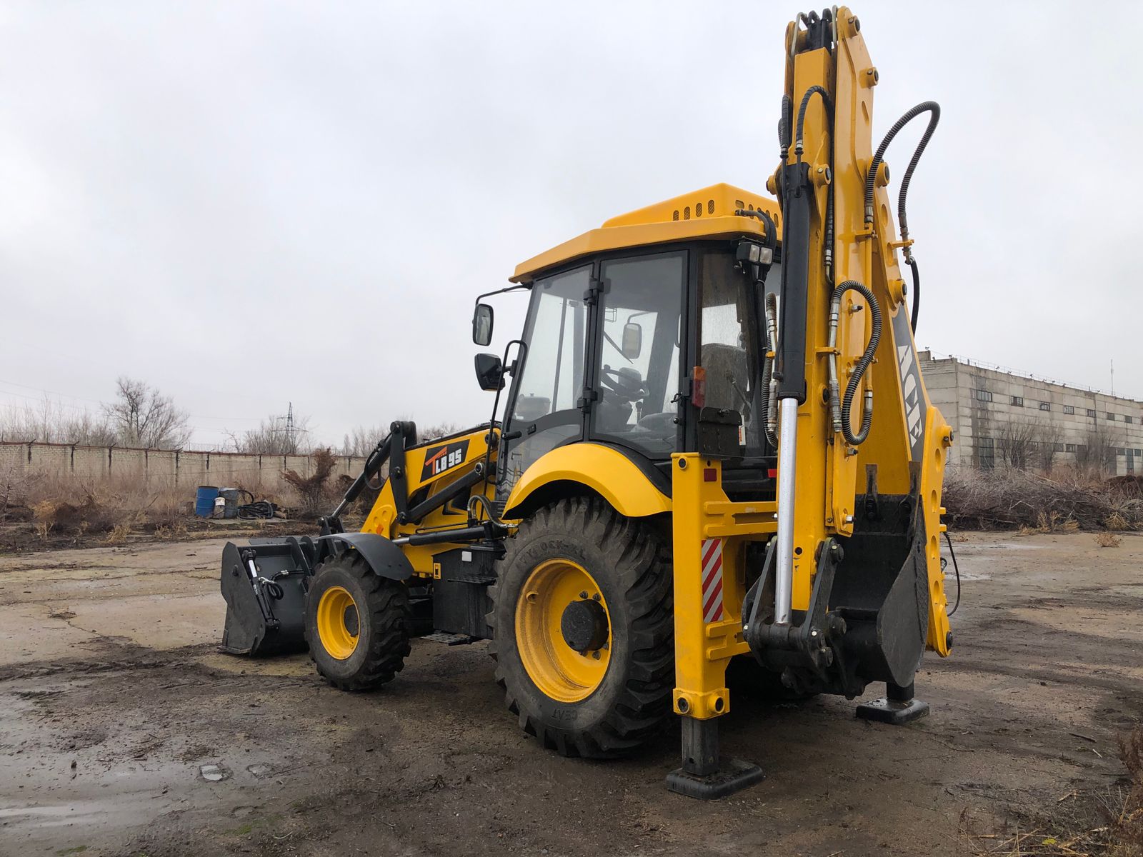 TLB95 Экскаватор-погрузчик